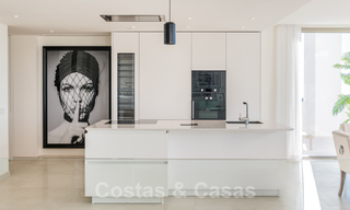Woonklaar nieuw luxe penthouse te koop met panoramisch zeezicht in een exclusief complex in Nueva Andalucia te Marbella 31548 
