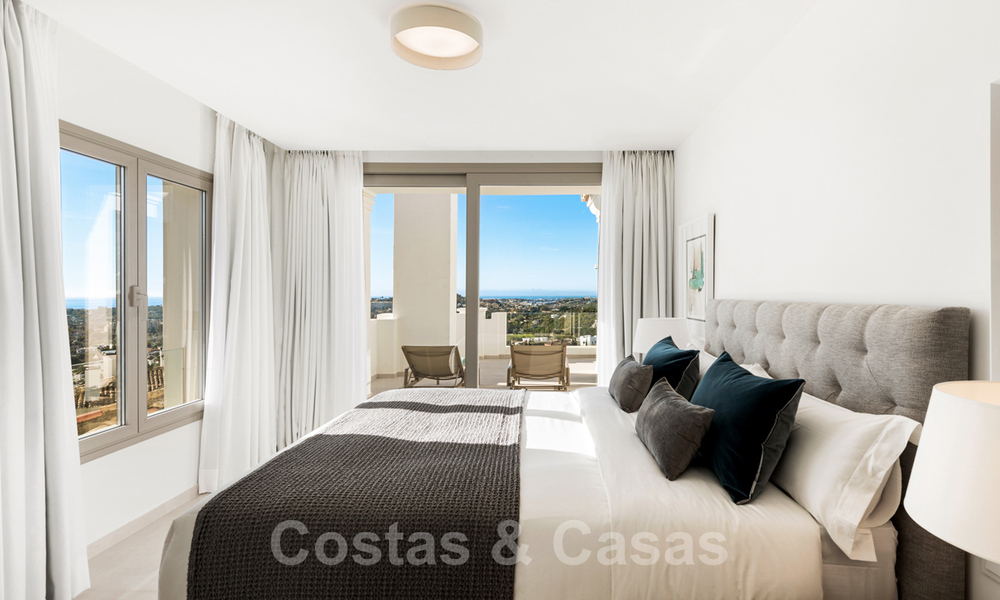 Woonklaar nieuw luxe penthouse te koop met panoramisch zeezicht in een exclusief complex in Nueva Andalucia te Marbella 31550