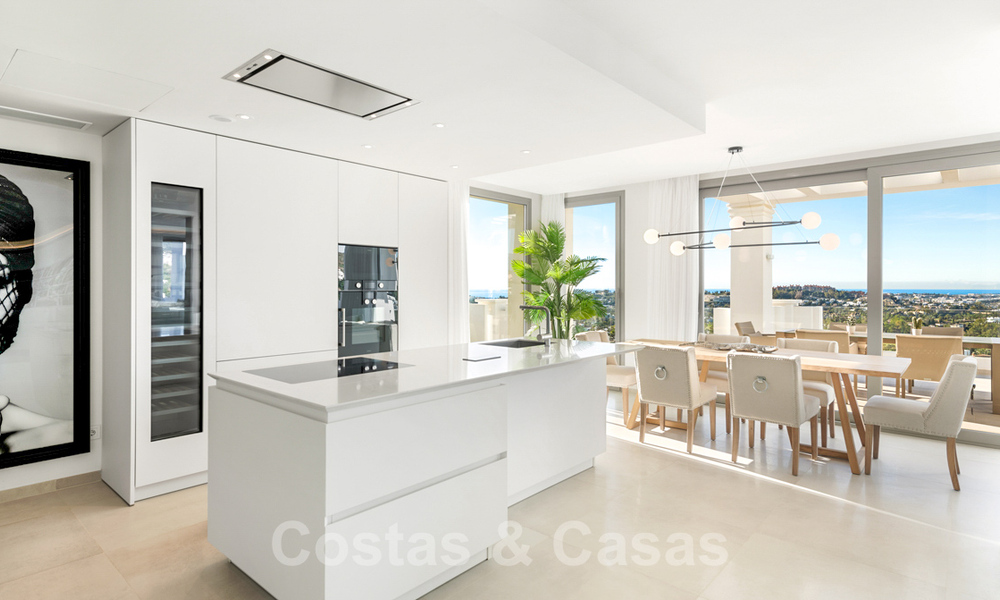Woonklaar nieuw luxe penthouse te koop met panoramisch zeezicht in een exclusief complex in Nueva Andalucia te Marbella 31554