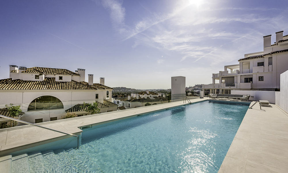Woonklaar nieuw luxe penthouse te koop met panoramisch zeezicht in een exclusief complex in Nueva Andalucia te Marbella 31555
