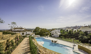 Woonklaar nieuw luxe penthouse te koop met panoramisch zeezicht in een exclusief complex in Nueva Andalucia te Marbella 31565 