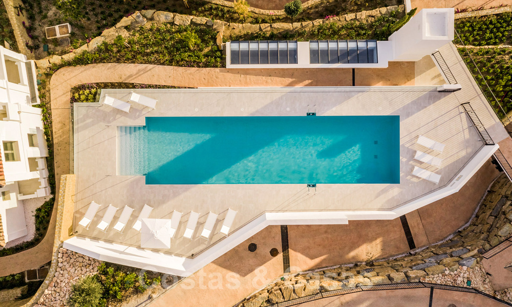 Woonklaar nieuw luxe penthouse te koop met panoramisch zeezicht in een exclusief complex in Nueva Andalucia te Marbella 32007