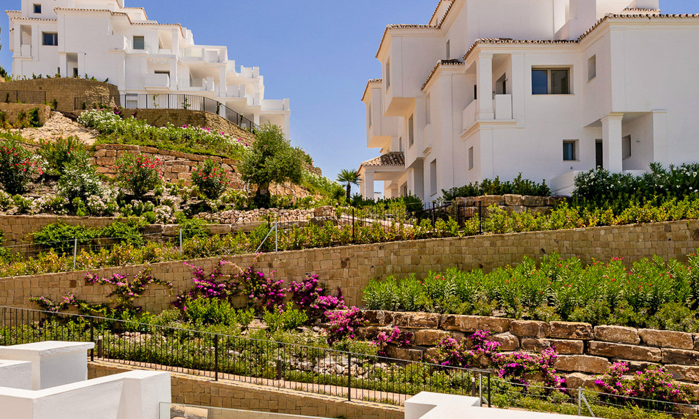 Woonklaar nieuw luxe penthouse te koop met panoramisch zeezicht in een exclusief complex in Nueva Andalucia te Marbella 32018