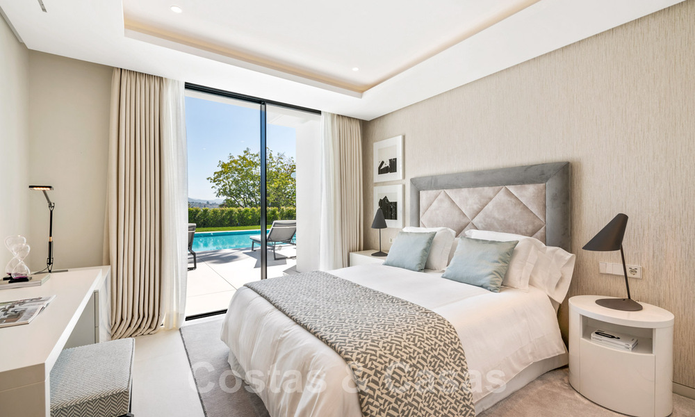 Gerenoveerde luxevilla in een contemporaine stijl te koop, dicht bij voorzieningen in de golfvallei van Nueva Andalucia, Marbella 31732