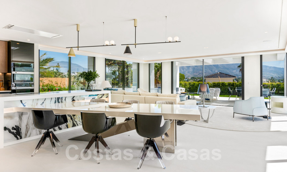 Gerenoveerde luxevilla in een contemporaine stijl te koop, dicht bij voorzieningen in de golfvallei van Nueva Andalucia, Marbella 31737