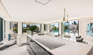 Gerenoveerde luxevilla in een contemporaine stijl te koop, dicht bij voorzieningen in de golfvallei van Nueva Andalucia, Marbella 31738 