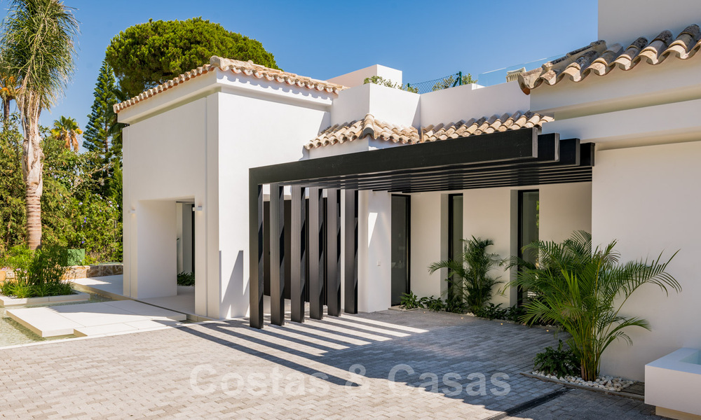 Gerenoveerde luxevilla in een contemporaine stijl te koop, dicht bij voorzieningen in de golfvallei van Nueva Andalucia, Marbella 31744