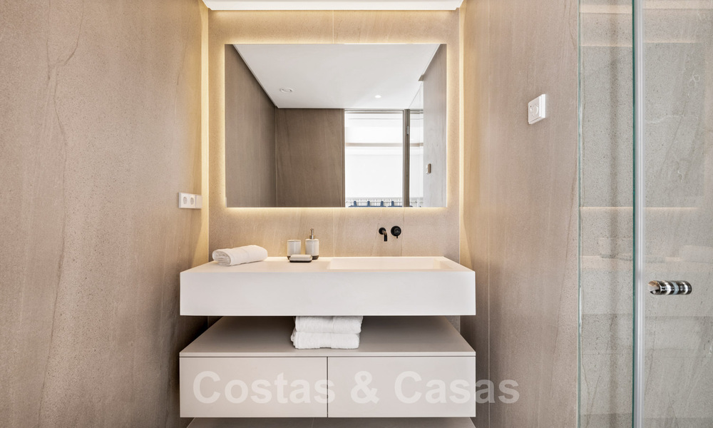 Gerenoveerde luxevilla in een contemporaine stijl te koop, dicht bij voorzieningen in de golfvallei van Nueva Andalucia, Marbella 31745