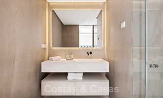 Gerenoveerde luxevilla in een contemporaine stijl te koop, dicht bij voorzieningen in de golfvallei van Nueva Andalucia, Marbella 31745 
