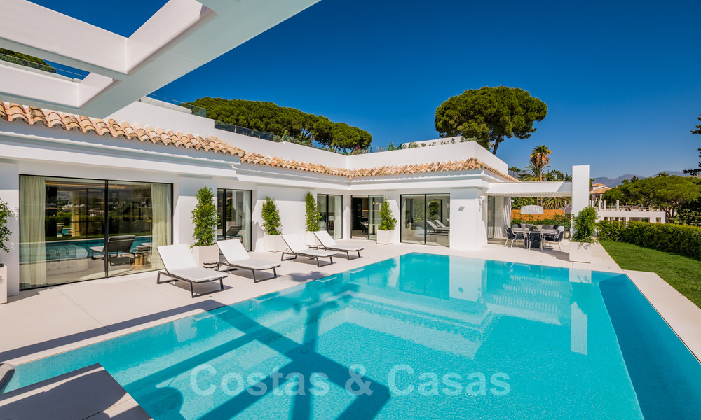 Gerenoveerde luxevilla in een contemporaine stijl te koop, dicht bij voorzieningen in de golfvallei van Nueva Andalucia, Marbella 31746