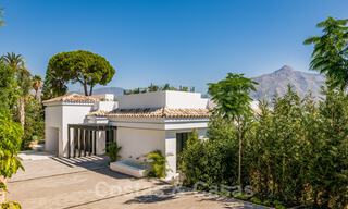 Gerenoveerde luxevilla in een contemporaine stijl te koop, dicht bij voorzieningen in de golfvallei van Nueva Andalucia, Marbella 31753 