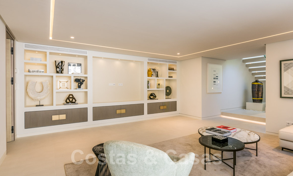 Gerenoveerde luxevilla in een contemporaine stijl te koop, dicht bij voorzieningen in de golfvallei van Nueva Andalucia, Marbella 31757
