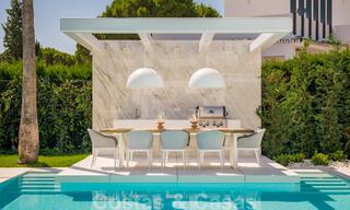 Gerenoveerde luxevilla in een contemporaine stijl te koop, dicht bij voorzieningen in de golfvallei van Nueva Andalucia, Marbella 31760 