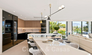 Gerenoveerde luxevilla in een contemporaine stijl te koop, dicht bij voorzieningen in de golfvallei van Nueva Andalucia, Marbella 31762 
