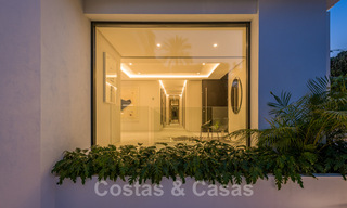 Gerenoveerde luxevilla in een contemporaine stijl te koop, dicht bij voorzieningen in de golfvallei van Nueva Andalucia, Marbella 31770 