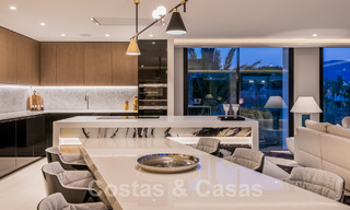 Gerenoveerde luxevilla in een contemporaine stijl te koop, dicht bij voorzieningen in de golfvallei van Nueva Andalucia, Marbella 31776 