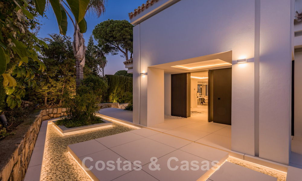 Gerenoveerde luxevilla in een contemporaine stijl te koop, dicht bij voorzieningen in de golfvallei van Nueva Andalucia, Marbella 31782