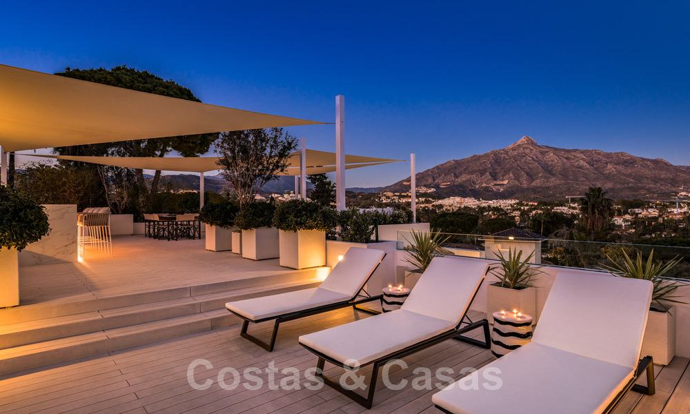 Gerenoveerde luxevilla in een contemporaine stijl te koop, dicht bij voorzieningen in de golfvallei van Nueva Andalucia, Marbella 31786