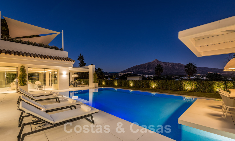 Gerenoveerde luxevilla in een contemporaine stijl te koop, dicht bij voorzieningen in de golfvallei van Nueva Andalucia, Marbella 31788