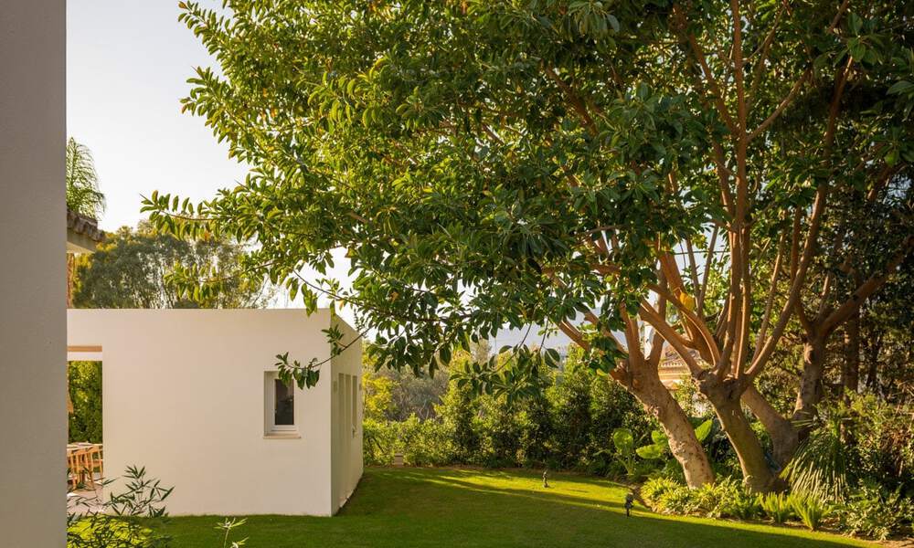 Luxevilla te koop in een tijdloze stijl, dicht bij voorzieningen en de golfbaan op de New Golden Mile tussen Marbella en Estepona 31825