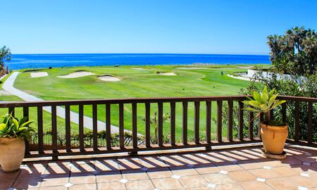 Eerstelijnsgolf en -strand villa te koop in Marbella West met een uniek golf- en zeezicht! Verlaagd in prijs. 31850