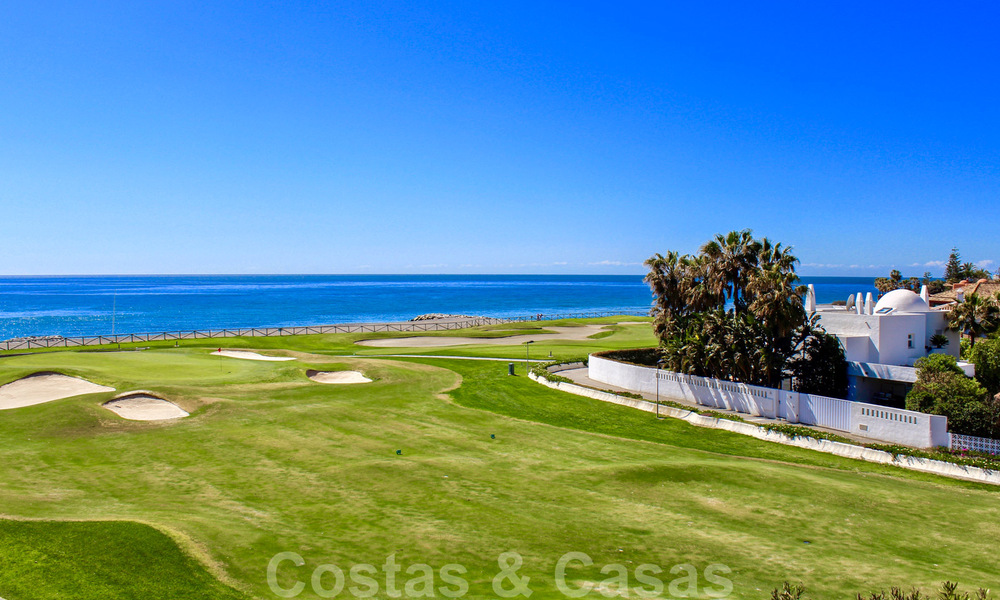 Eerstelijnsgolf en -strand villa te koop in Marbella West met een uniek golf- en zeezicht! Verlaagd in prijs. 31853