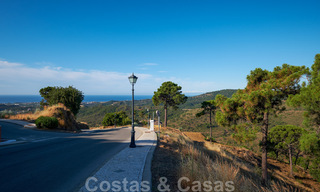 Bouwgronden te koop met panoramisch zee- en bergzicht op een luxe domein in Marbella - Benahavis 32268 