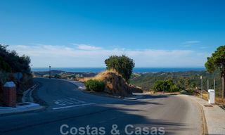 Bouwgronden te koop met panoramisch zee- en bergzicht op een luxe domein in Marbella - Benahavis 32269 