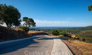 Bouwgronden te koop met panoramisch zee- en bergzicht op een luxe domein in Marbella - Benahavis 32271 