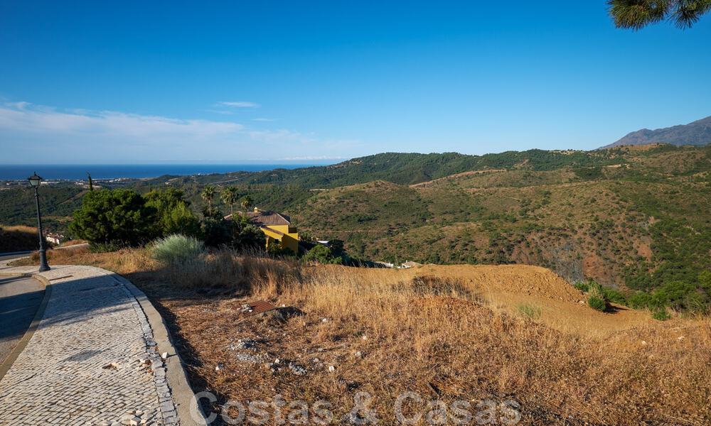 Bouwgronden te koop met panoramisch zee- en bergzicht op een luxe domein in Marbella - Benahavis 32272