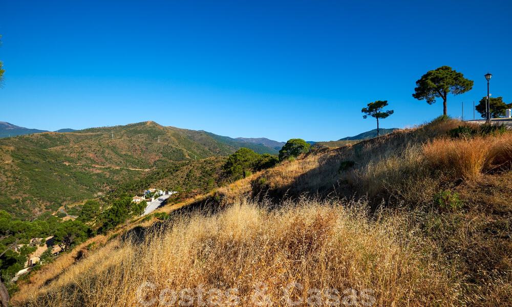 Bouwgronden te koop met panoramisch zee- en bergzicht op een luxe domein in Marbella - Benahavis 32280