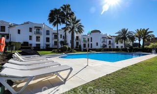 Mooi onderhouden, 3 slaapkamer appartement met golfzicht te koop in een gewild golf complex in Benahavis - Marbella 32293 