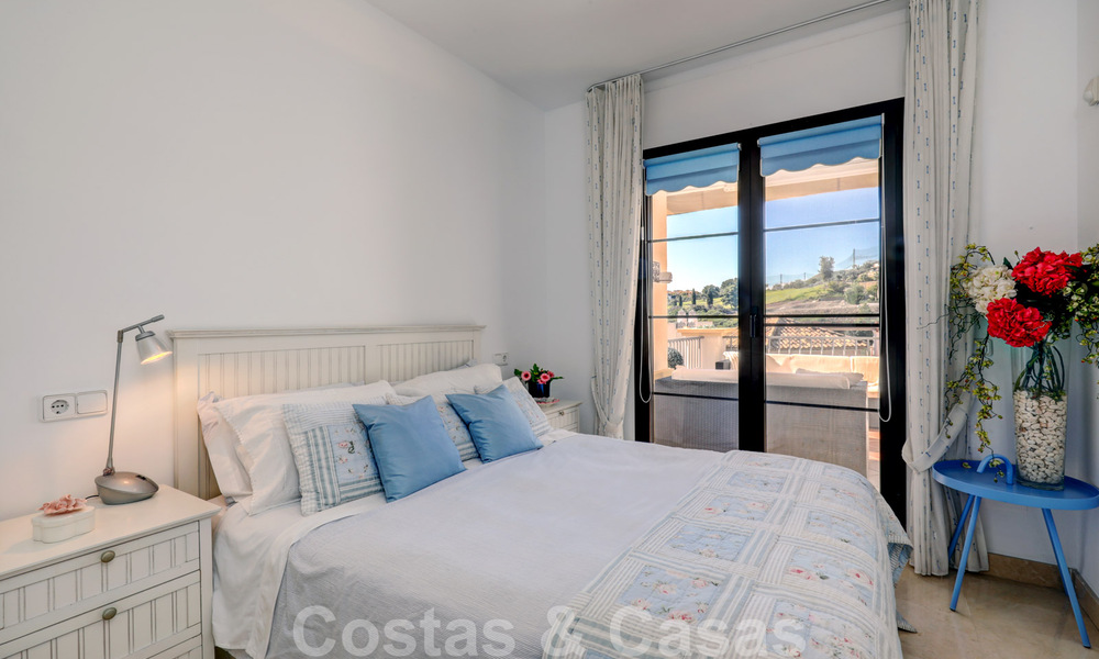 Mooi onderhouden, 3 slaapkamer appartement met golfzicht te koop in een gewild golf complex in Benahavis - Marbella 32300