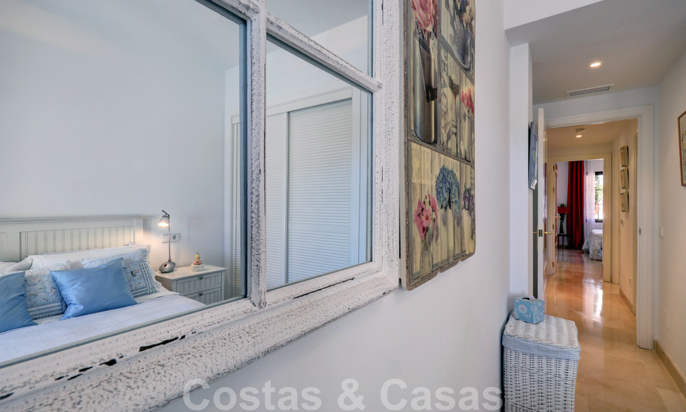 Mooi onderhouden, 3 slaapkamer appartement met golfzicht te koop in een gewild golf complex in Benahavis - Marbella 32301