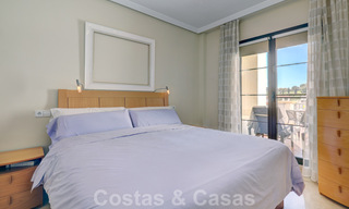 Mooi onderhouden, 3 slaapkamer appartement met golfzicht te koop in een gewild golf complex in Benahavis - Marbella 32303 