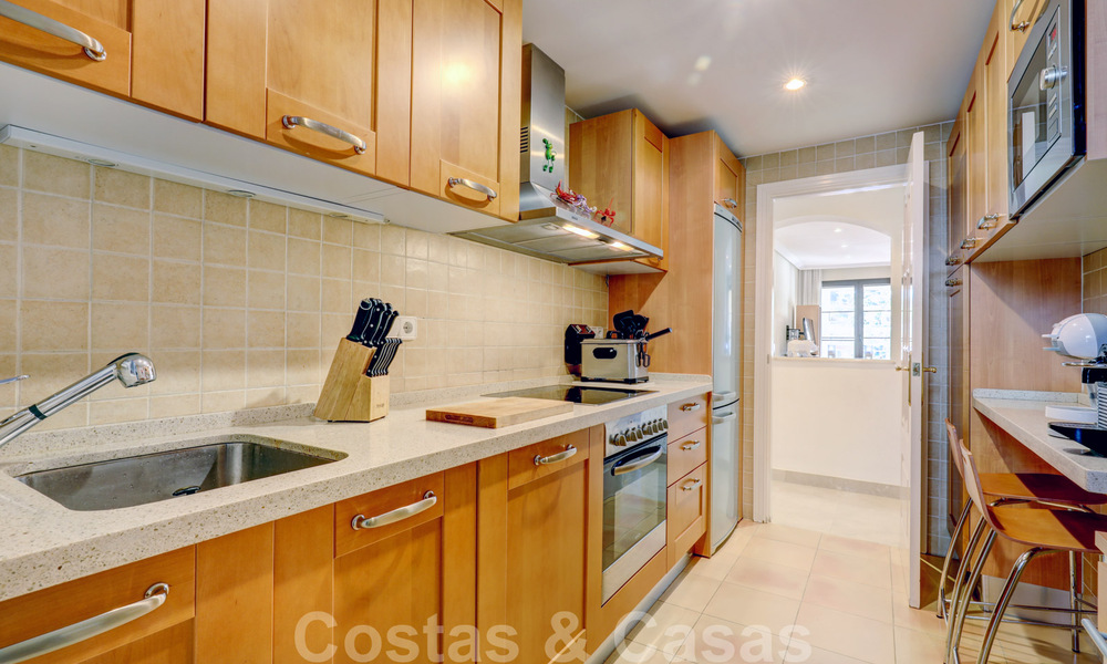 Mooi onderhouden, 3 slaapkamer appartement met golfzicht te koop in een gewild golf complex in Benahavis - Marbella 32305