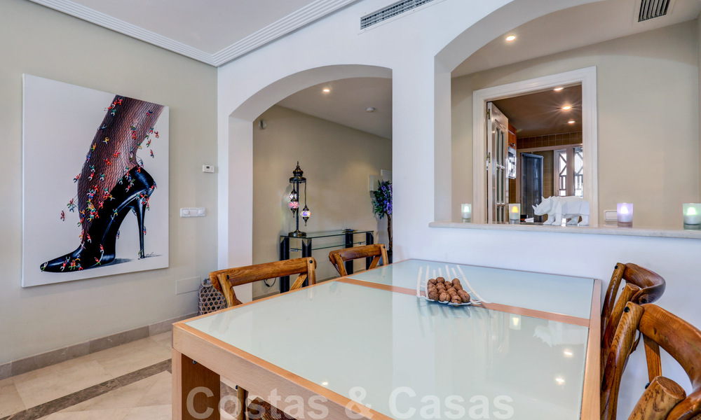 Mooi onderhouden, 3 slaapkamer appartement met golfzicht te koop in een gewild golf complex in Benahavis - Marbella 32307