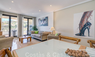 Mooi onderhouden, 3 slaapkamer appartement met golfzicht te koop in een gewild golf complex in Benahavis - Marbella 32308 