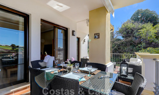 Mooi onderhouden, 3 slaapkamer appartement met golfzicht te koop in een gewild golf complex in Benahavis - Marbella 32311 