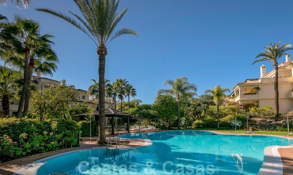 Ruim luxe penthouse te koop aan de golfbaan in Nueva Andalucia, Marbella met panoramisch uitzicht 32083