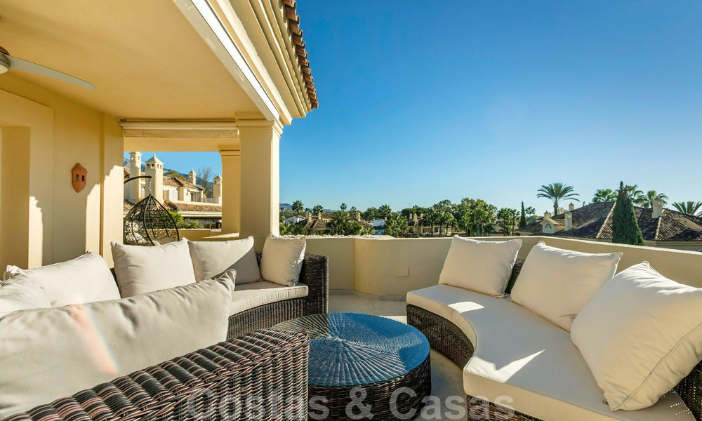 Ruim luxe penthouse te koop aan de golfbaan in Nueva Andalucia, Marbella met panoramisch uitzicht 32084