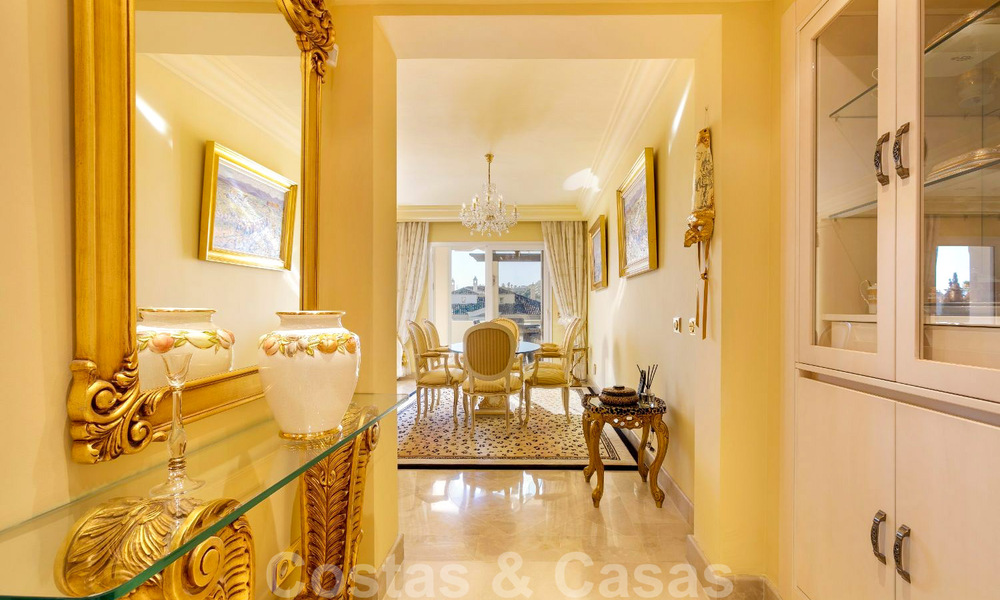 Ruim luxe penthouse te koop aan de golfbaan in Nueva Andalucia, Marbella met panoramisch uitzicht 32085