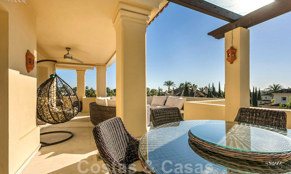 Ruim luxe penthouse te koop aan de golfbaan in Nueva Andalucia, Marbella met panoramisch uitzicht 32086