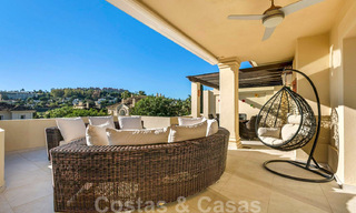 Ruim luxe penthouse te koop aan de golfbaan in Nueva Andalucia, Marbella met panoramisch uitzicht 32087 