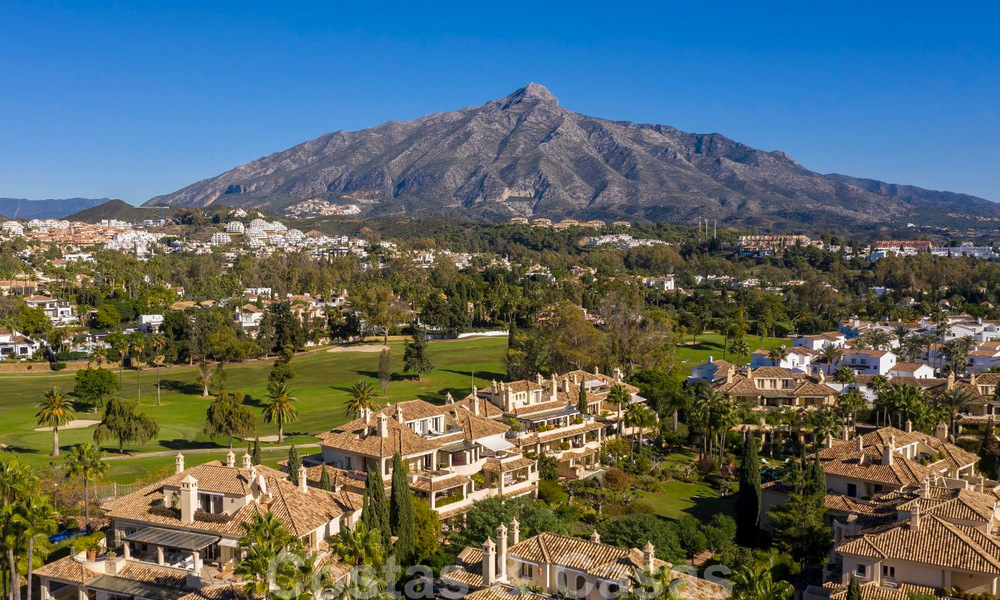 Ruim luxe penthouse te koop aan de golfbaan in Nueva Andalucia, Marbella met panoramisch uitzicht 32092