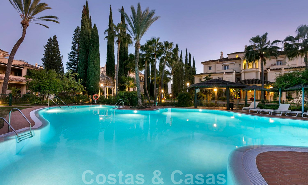 Ruim luxe penthouse te koop aan de golfbaan in Nueva Andalucia, Marbella met panoramisch uitzicht 32095
