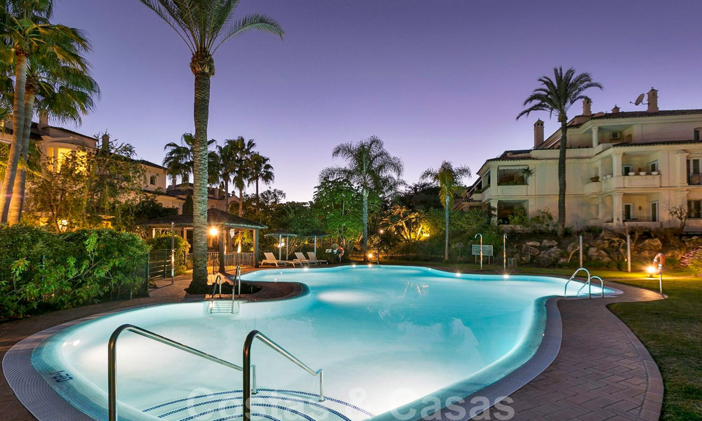 Ruim luxe penthouse te koop aan de golfbaan in Nueva Andalucia, Marbella met panoramisch uitzicht 32096