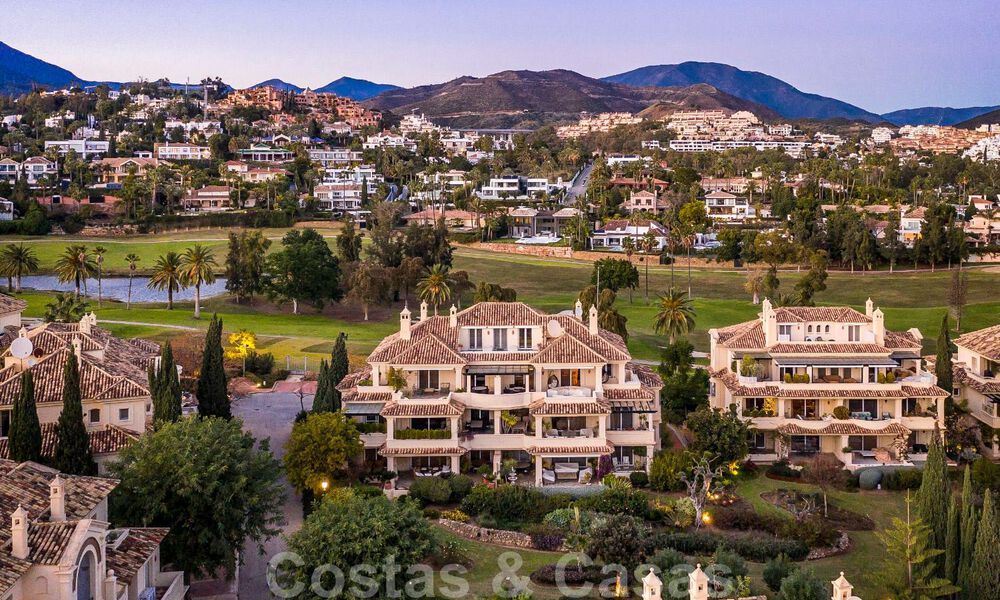 Ruim luxe penthouse te koop aan de golfbaan in Nueva Andalucia, Marbella met panoramisch uitzicht 32097