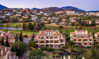 Ruim luxe penthouse te koop aan de golfbaan in Nueva Andalucia, Marbella met panoramisch uitzicht 32097 