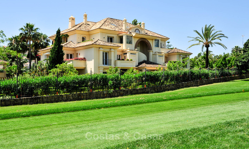 Ruim luxe penthouse te koop aan de golfbaan in Nueva Andalucia, Marbella met panoramisch uitzicht 32100